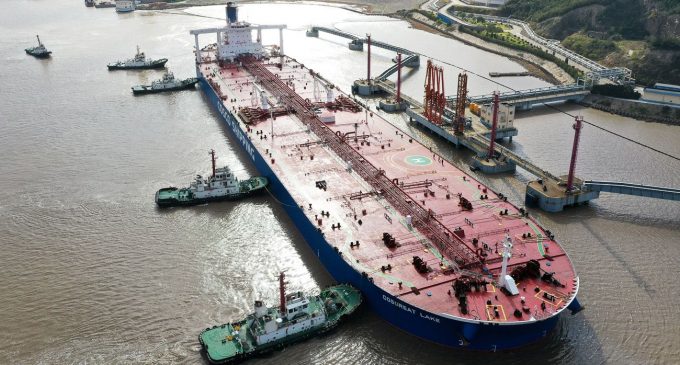 Ринок нафти в тіні, а танкери зникають з радарів. Росія намагається обійти санкції, – CNN