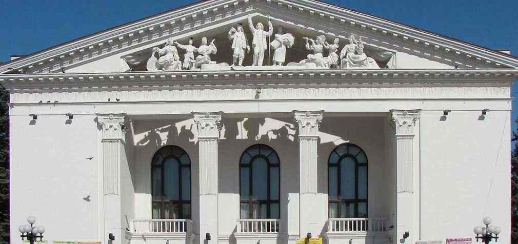 У Маріуполі окупанти скинули бомбу на драмтеатр, де ховалися сотні людей