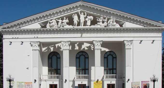 У Маріуполі окупанти скинули бомбу на драмтеатр, де ховалися сотні людей