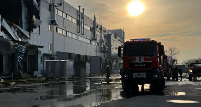 У Київській області окупанти обстріляли склад: виникла масштабна пожежа