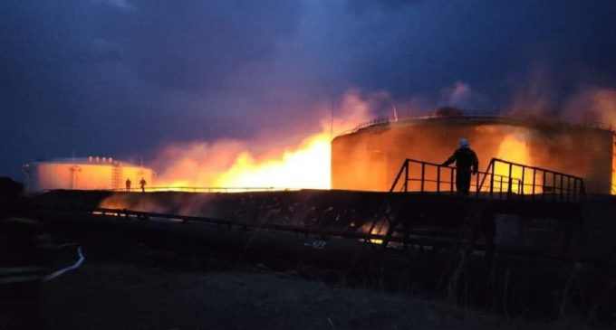 У Луганській області десятки житлових будинків, школа і нафтове сховище охоплені вогнем (фото)