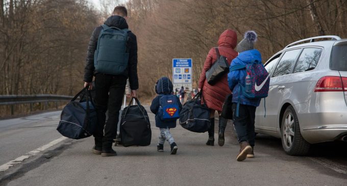 ЄС ввів у дію захист біженців з України. Можна жити і працювати до 3 років