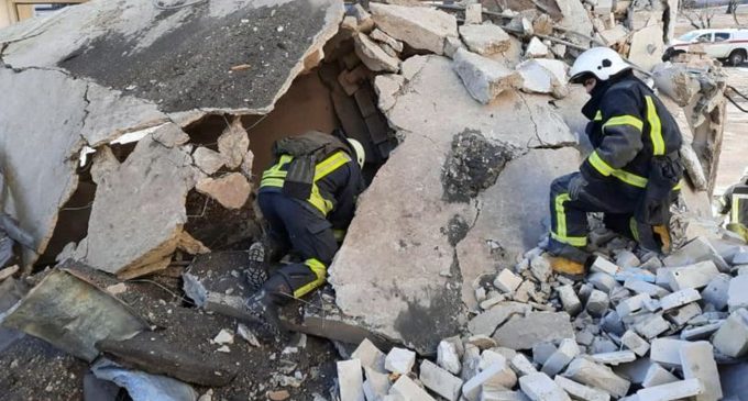В Харкові окупанти атакували житлові будинки та будівлю вишу: є загиблий та постраждалі