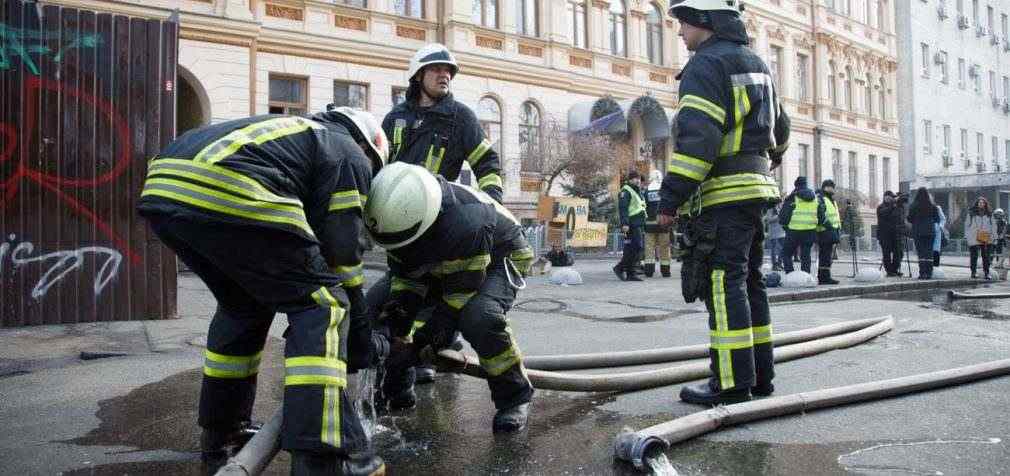 Ракетні удари по Києву. Влучили у дві будівлі, є постраждалі