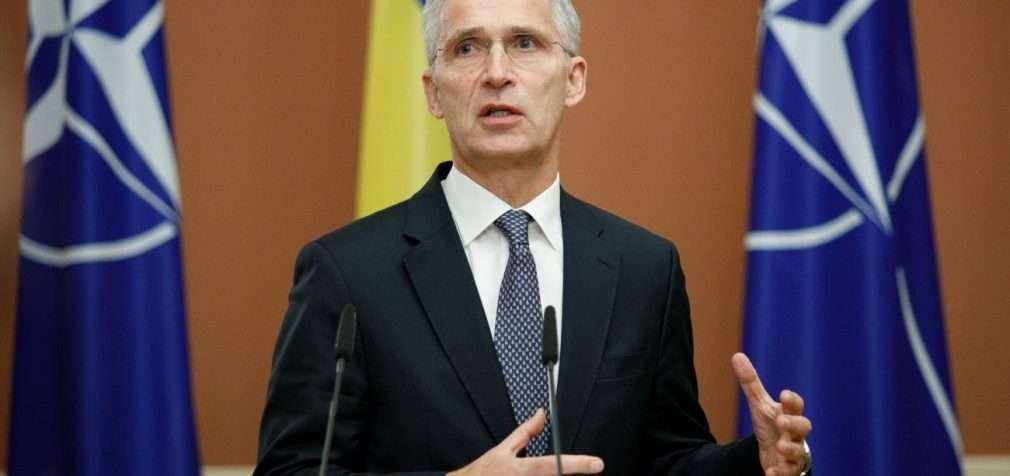 Столтенберг назвав “відведення” військ Росії несправжнім: атаки продовжаться