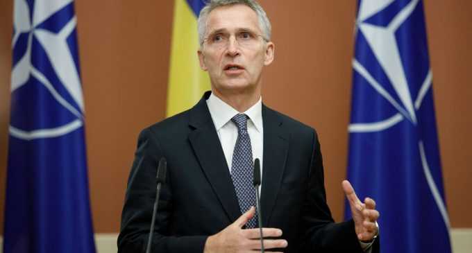 Столтенберг назвав “відведення” військ Росії несправжнім: атаки продовжаться