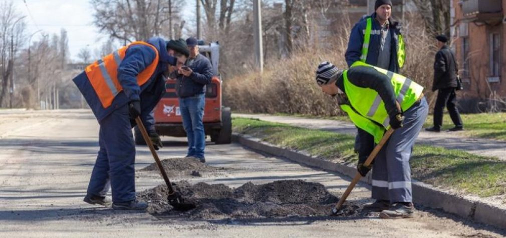 Комунальні служби Кам’янського прибирають місто після зими