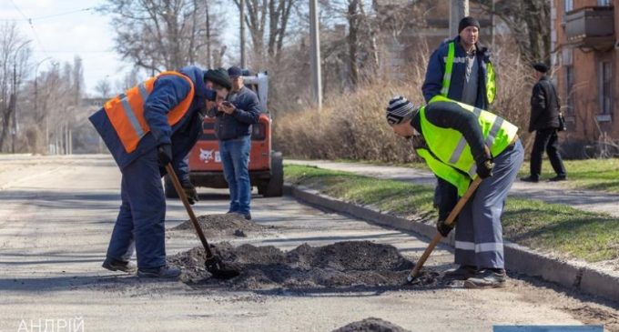 Комунальні служби Кам’янського прибирають місто після зими
