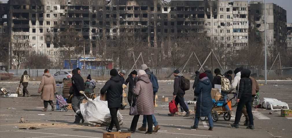 Росія створює в Маріуполі гетто: мешканців змушують одягати білі стрічки для “приманки” снайперів