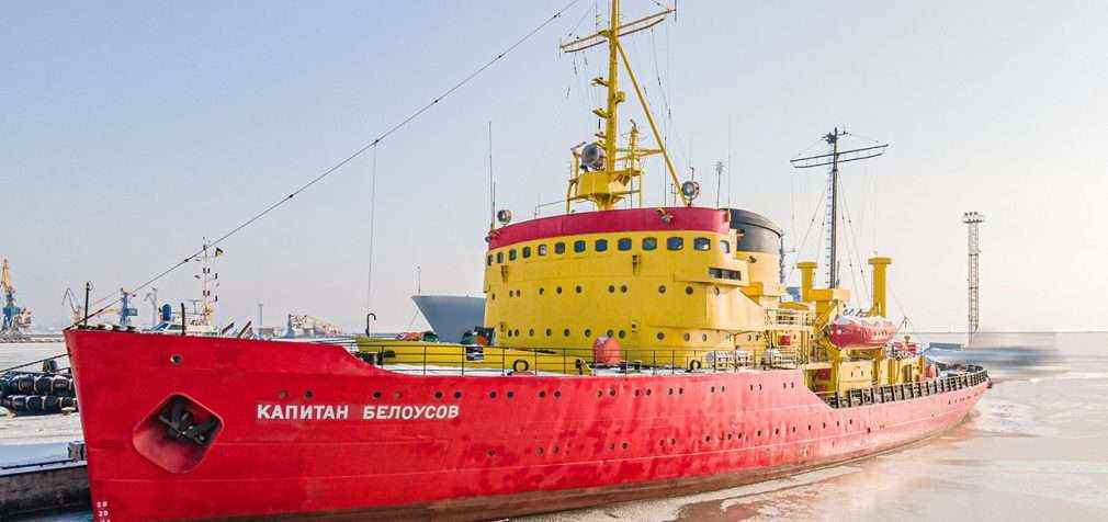Окупанти обстріляли криголам у порту Маріуполя: є загиблий