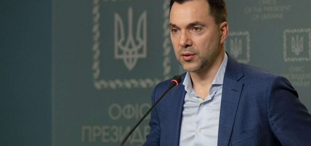 “Не залишаться безкарними. Світ має жахнутися”: Арестович про злочини РФ у Київської області