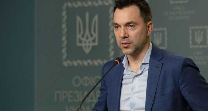 “Не залишаться безкарними. Світ має жахнутися”: Арестович про злочини РФ у Київської області