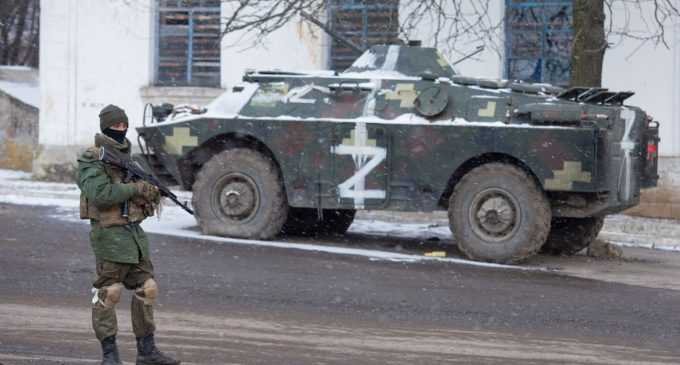 Українці труять російських окупантів їжею і алкоголем, – розвідка