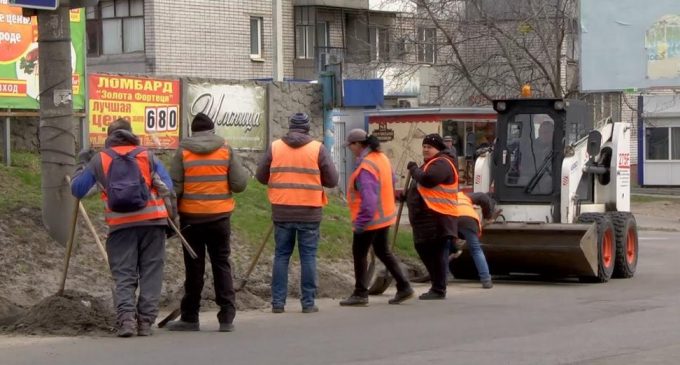 У Кам’янському триває весняне прибирання
