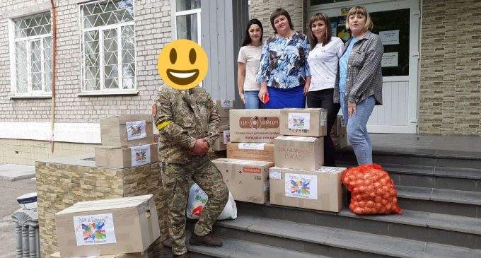 Освітяни-волонтери Кам’янського передали військовим гуманітарну допомогу