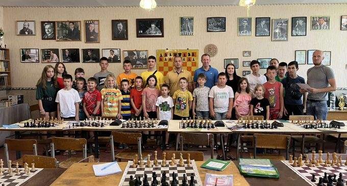 У Камʼянському визначено переможців трьохденної естафети з шахів