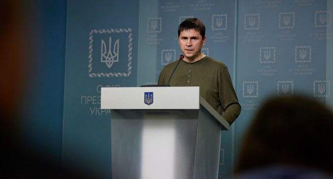 “Де буде Медведєв за 2 роки – питання”. Подоляк відповів на погрози щодо ленд-лізу по газу
