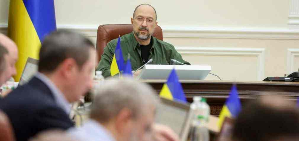 Українців, які виїхали за кордон, позбавлятимуть виплат: про що мова