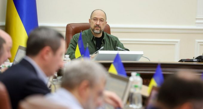 Українців, які виїхали за кордон, позбавлятимуть виплат: про що мова