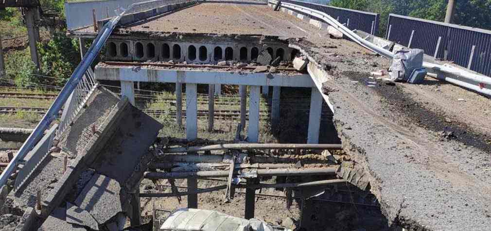 Росія авіацією нищить всі дороги в Лисичанськ: вантажівкою не проїхати, – Гайдай