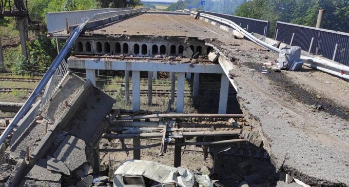 Росія авіацією нищить всі дороги в Лисичанськ: вантажівкою не проїхати, – Гайдай