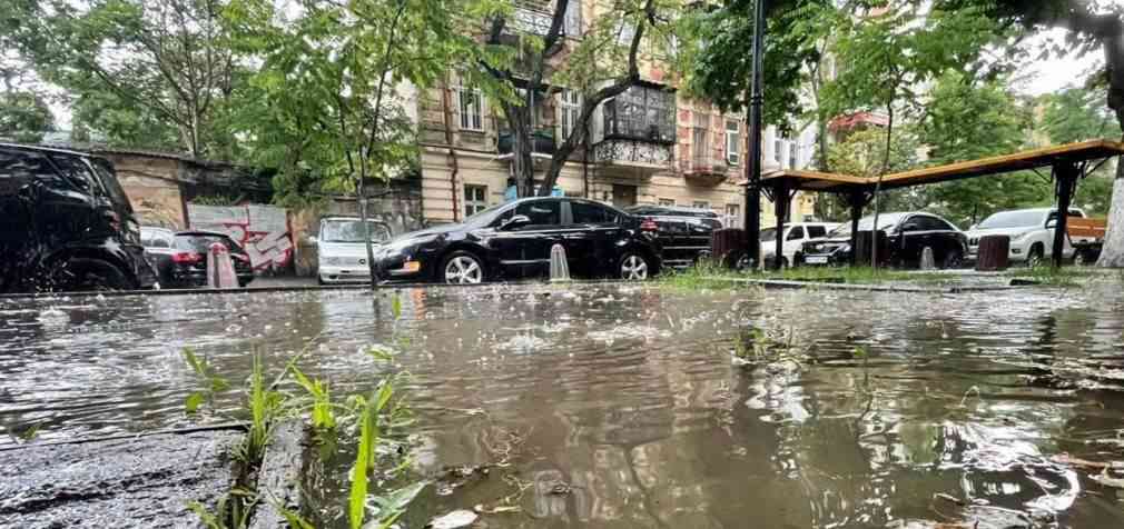 Затопило вулиці та зупинився транспорт: Одесу накрила потужна злива