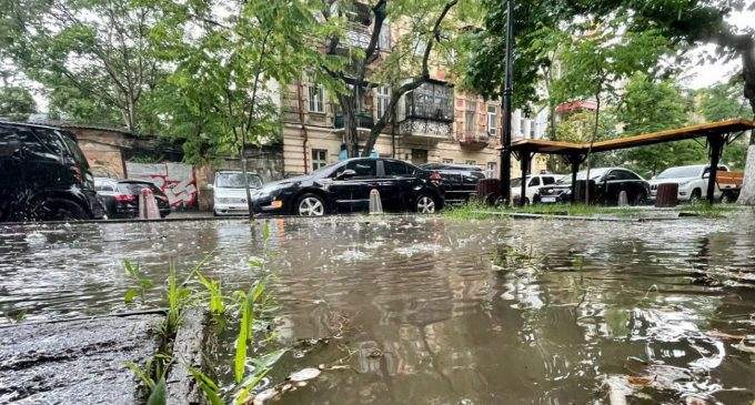 Затопило вулиці та зупинився транспорт: Одесу накрила потужна злива