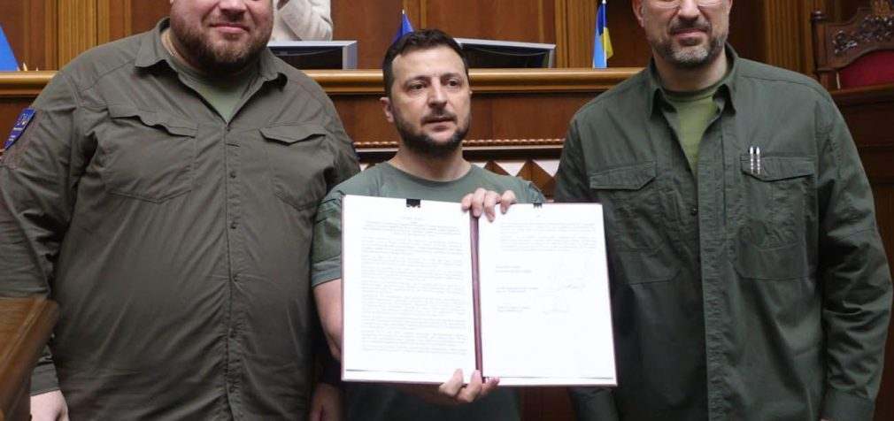 Зеленський, Стефанчук і Шмигаль підписали спільну заяву щодо членства України в ЄС