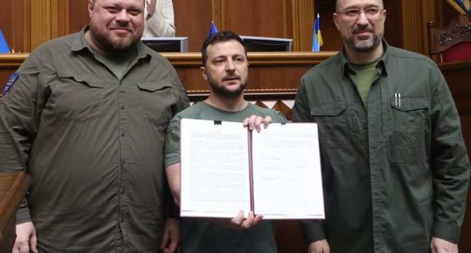 Зеленський, Стефанчук і Шмигаль підписали спільну заяву щодо членства України в ЄС