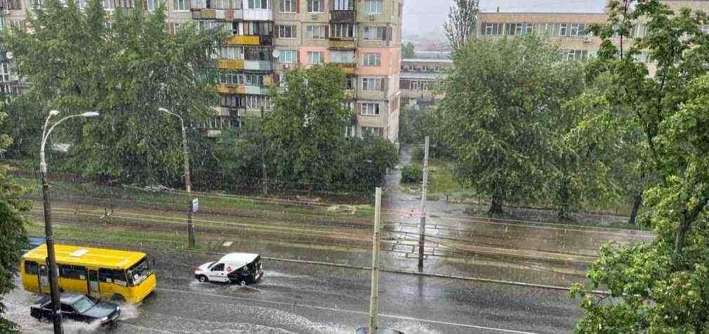 Київ накрила сильна злива з градом