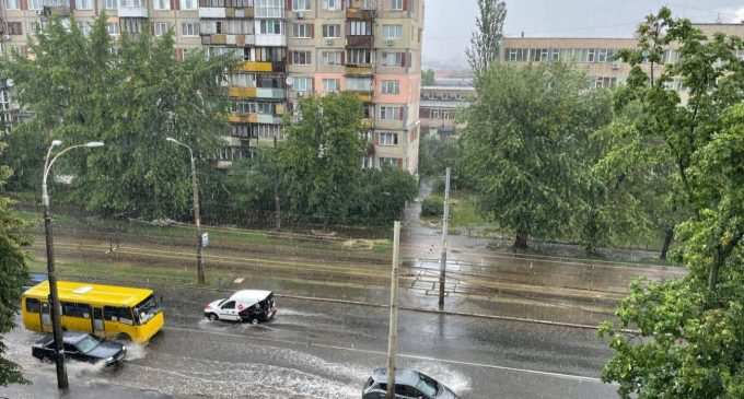 Київ накрила сильна злива з градом