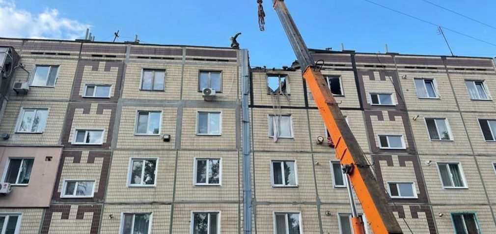 Ворог вдарив по Нікополю з “Градів”: 12 будинків пошкоджено, під завалами є люди