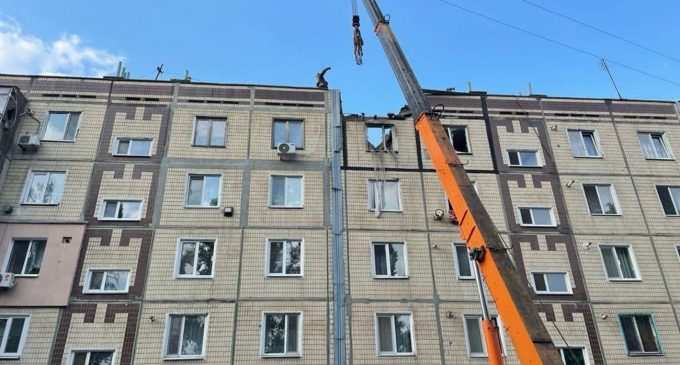 Ворог вдарив по Нікополю з “Градів”: 12 будинків пошкоджено, під завалами є люди