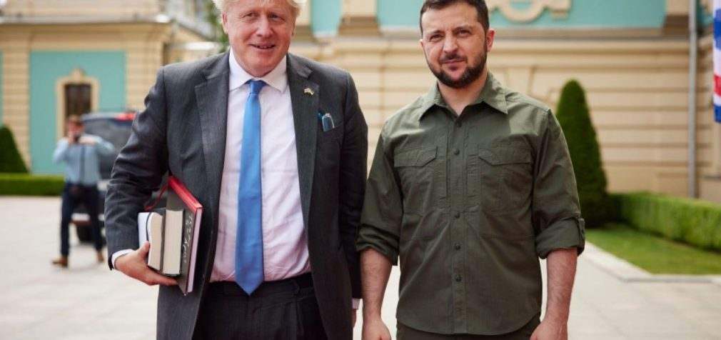 Джонсон у розмові із Зеленським пообіцяв ще 10 САУ і дрони-камікадзе
