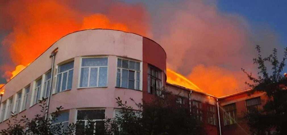 Росіяни випустили по училищу в Харкові три ракети: спалахнула велика пожежа (фото)