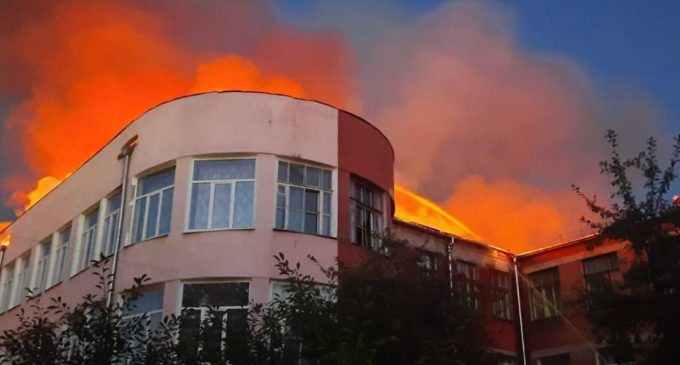 Росіяни випустили по училищу в Харкові три ракети: спалахнула велика пожежа (фото)