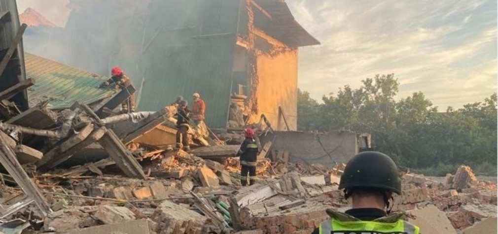 Обстріл школи і будинку культури в Чугуєві: під завалами знайшли 3 людей (фото)