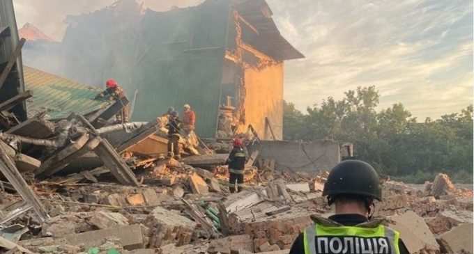 Обстріл школи і будинку культури в Чугуєві: під завалами знайшли 3 людей (фото)