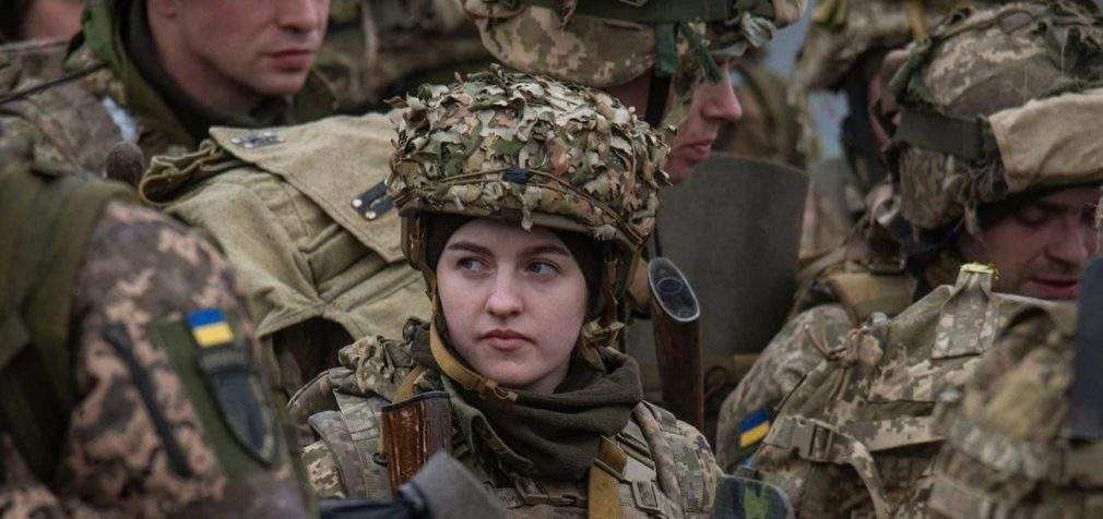 Жінок в Україні зобов’яжуть стати на військовий облік: терміни та правила
