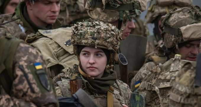Жінок в Україні зобов’яжуть стати на військовий облік: терміни та правила