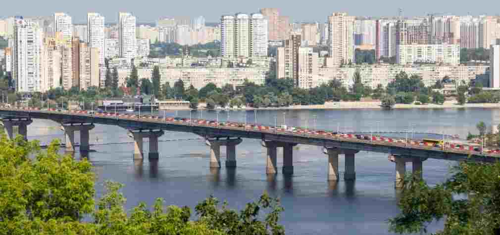 У Києві на мосту Патона утворився “водоспад”: пошкоджено тепломережі