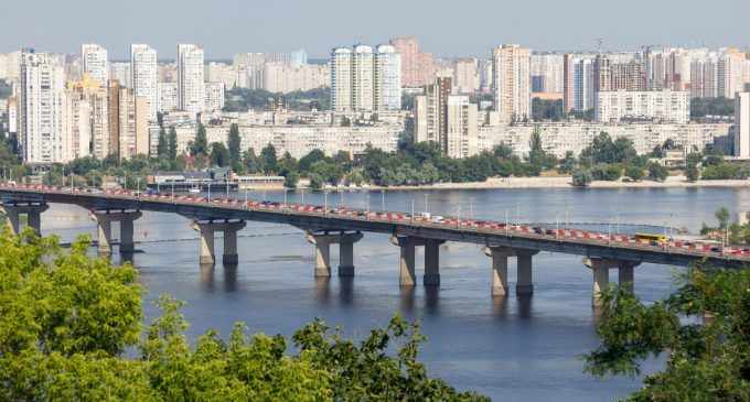 У Києві на мосту Патона утворився “водоспад”: пошкоджено тепломережі