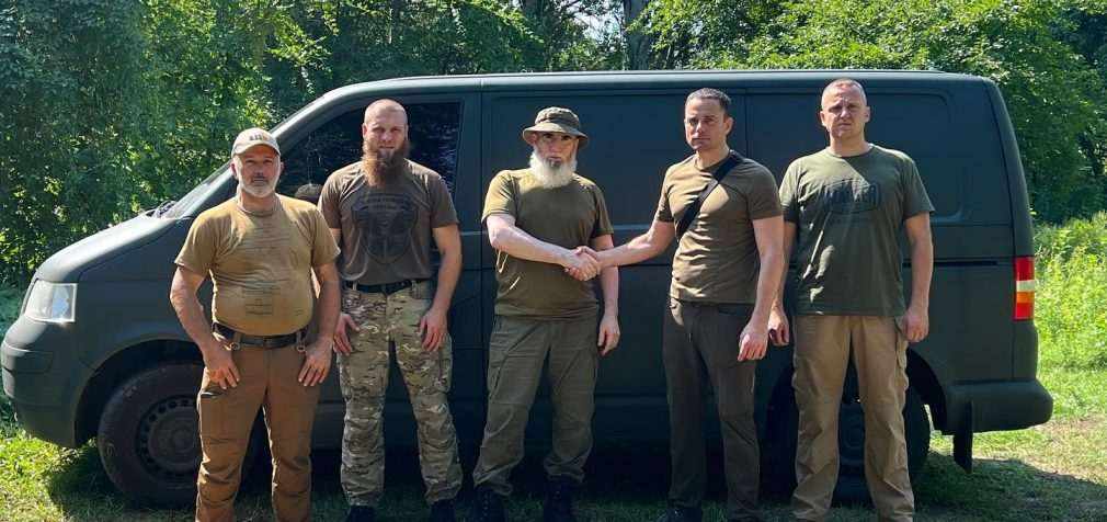 «Штаб національного захисту Камʼянського» передав автомобіль та смаколики від містян командиру добровольчого батальйону ім.Шейха Мансура