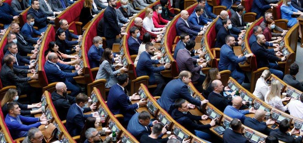 Понад 200 нардепів залишилися без диппаспорта: що відомо