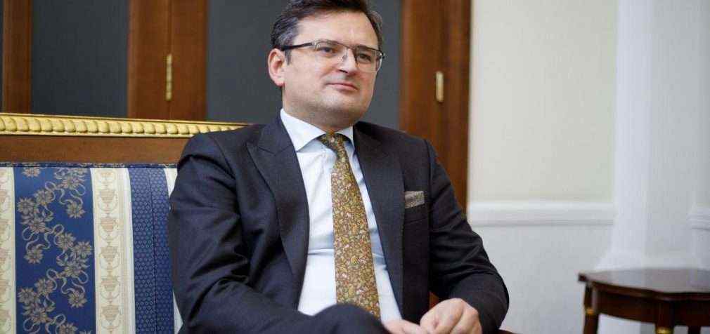Повинні навчитися поважати кордони: Кулеба закликав ЄС припинити видачу віз росіянам
