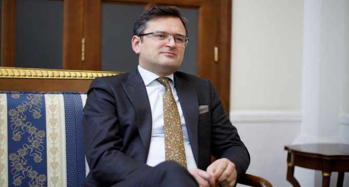 Повинні навчитися поважати кордони: Кулеба закликав ЄС припинити видачу віз росіянам