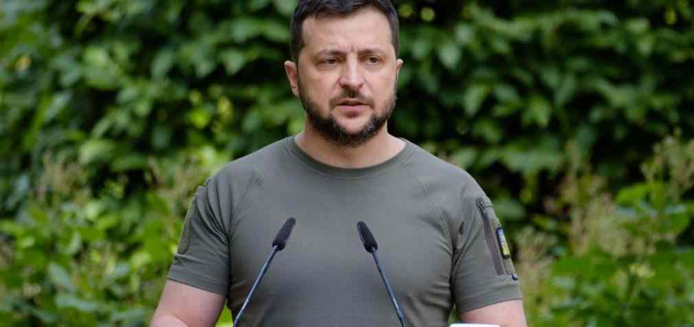 Зеленський відповів, коли знімуть заборону на виїзд чоловіків з України
