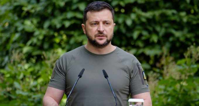 Зеленський відповів, коли знімуть заборону на виїзд чоловіків з України