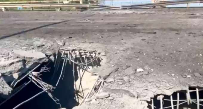 У районі Антонівського мосту прогриміли вибухи, видно пожежу