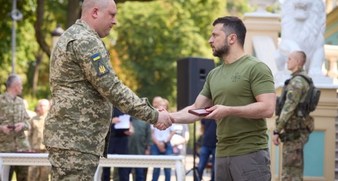 Зеленський присвоїв звання Героя України чотирьом військовим, двом з них – посмертно